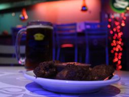 Se debe considerar hacer una reservación o llegar más temprano para encontrar una buena mesa en caso de ir a un bar ARCHIVO /