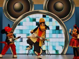 Los asistentes al teatro viajan junto a Mickey Mouse y sus amigos en busca de estrellas para su espectáculo. ARCHIVO /