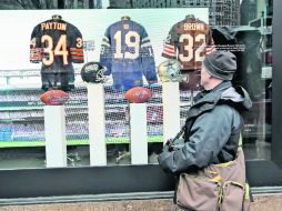 Un aficionado mira un aparador con memorabilia de los jugadores Walter Payton, Johnny Unitas y Jim Brown en Newark. AP /