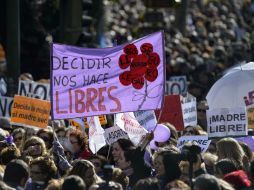 Se manifiestan con pancartas con lemas como ''Decidir nos hace libres'', ''Aborto legal'', ''Nosotras decidimos''. AFP /