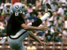 Ray Guy se convirte en el primer pateador de despeje en ser elegido como integrante del Salón de la Fama. ESPECIAL /