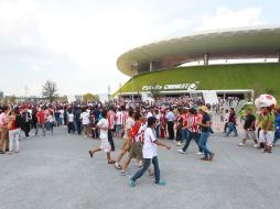El Estadio Omnilife se llenó de parejas que iban agarradas de las manos pero con diferentes playeras. ARCHIVO /