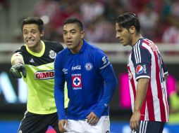 Marco Fabián (centro) fue objeto de abucheos en todo momento que tocaba la pelota. STRFFONIMAGES  /
