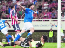 Pavone festeja el segundo gol del Cruz Azul, que se mostró sólido en todas sus líneas, mientras que Chivas falló al ataque. MEXSPORT /