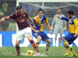 El árbitro intentó se jugara pese a las protestas de los futbolistas. AFP /