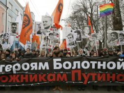 Con retratos de los presos, y pancartas con la leyenda: 'Libertad a los héroes de Bolotnaya, los rehenes de Putin', marchan en Moscú. EFE /