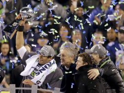 El entrenador de los Halcones Marinos de Seattle (centro), Pete Carroll, durante el festejo al final del partido.  /