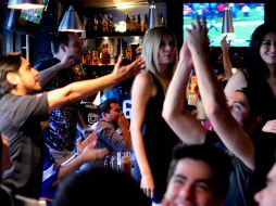 Mezclados. Aficionados de ocasión y fanáticos del americano conviven codo a codo en cada Super Bowl.  /