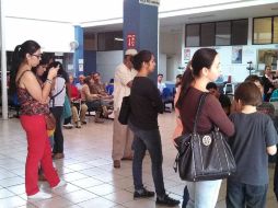 Las personas esperan de pie para aplicarse la vacuna.  /