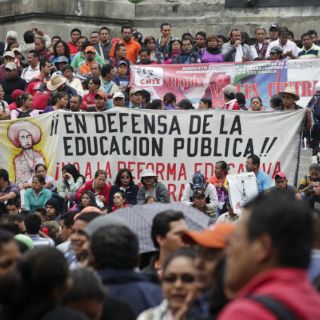 La CNTE realiza mitin frente a embajada de EU