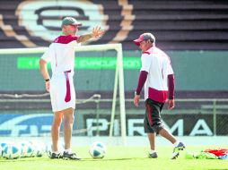 Con todo. Pako Ayestarán (izquierda) dirigió ayer una práctica con los titulares habituales de su equipo.  /