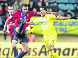 Destacado. Giovani dos Santos, derecha, puso un pase para gol y jugó los 94 minutos del encuentro.  /