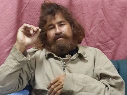 José Salvador fue recibido por sus compañeros de pesca, quienes se congratulan que aún esté vivo. AP /