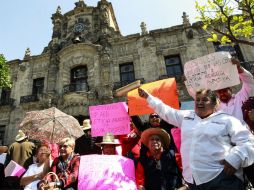 Un grupo de personas que fue a apoyar al gobernador.  /