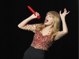 La cantante durante un concierto en Los Ángeles, California, interpretando temas de su reciente álbum RED. ARCHIVO /