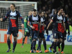 Zlatan Ibrahimovic celebra junto a sus compañeros, después de anotar un gol, en la semifinal de la Copa de la Liga en Francia. AFP /