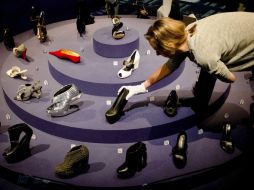 La muestra reúne más de 500 zapatos para mujer, desde botas victorianas hasta piezas futuristas. EFE /