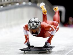 Una competidora de Canadá empieza sus prácticas en el Skeleton. AP /
