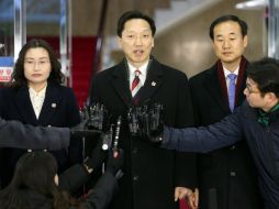 Delegados de la Cruz Roja de Surcorea, hablan ante la prensa antes de reunirse con sus homólogos del norte. EFE /