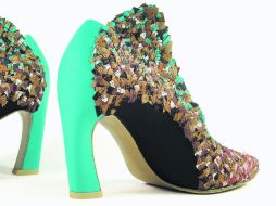 Este complemento de moda se ha hecho más atractivo debido a que cada vez más forman parte de los diseños de las casas de alta costura. EFE /