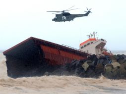 El barco encalla en un dique de Anglet y se rompe en dos partes; no llevaba carga. AFP /