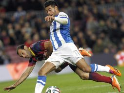 El mexicano Carlos Vela (d), de la Real Sociedad, controla el balón junto al argentino Javier Mascherano, durante el partido. EFE /