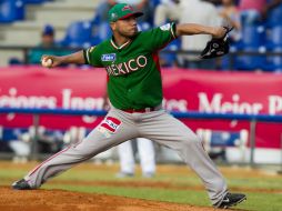José López de los Naranjeros de Hermosillo, lanza una pelota durante el partido. EFE /