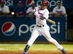 Eddie Rosario al batear una pelota en el partido en el estadio Nueva Esparta de Isla Margarita. EFE /