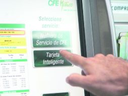 Con la tarjeta inteligente los usuarios programan el día en que efectuarán su pago directamente en los cajeros automáticos de la CFE.  /