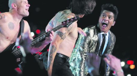 Los Red Hot Chili Peppers se vieron 'obligados' a hacer Playback durante el medio tiempo del Super Bowl. AFP /
