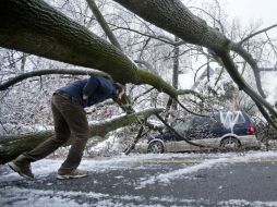 Grandes afectaciones ha dejado la tormenta invernal ''Nika'' a su paso por EU; millones de ciudadanos carecen de energía eléctrica. AP /
