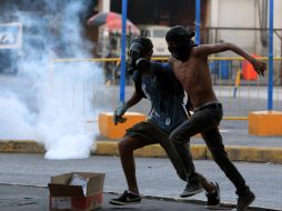 La policía intentó evacuar a los manifestantes con bombas de gas lacrimógeno. EFE /