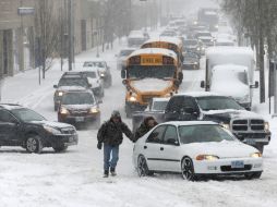 Pronostican la entrada de una nueva tormenta invernal que retrasaría las reparaciones eléctricas. AP /