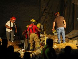 Bomberos de Protección Civil Municipal trabajan en el lugar del derrumbe.  /