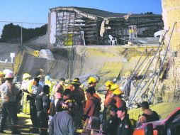 Labores de riesgo. Personal de Protección Civil y Bomberos de Zapopan trabaja en el rescate de las víctimas del desplome.  /