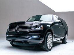 La Lincoln Navigator 2015, que regresa con la emblemática división de la parrilla en forma de alas. Foto: @LincolnMotorCo. ESPECIAL /