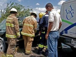 Los paramédicos y bomberos acuedieron al rescate de los ocupantes del vehículo. ARCHIVO /