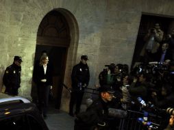 La infanta Cristina a su salida del juzgado, en medio de una gran cobertura de los medios de comunicación. AFP /
