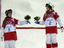 Las hermanas canadienses Justine y Chloe Dufour-Lapointe logran el oro y la plata en la prueba de baches de esquí estilo libre. AP /