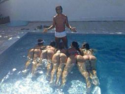 Ronaldinho aclara de qué se trataba la polémica foto con cinco mujeres a sus pies. ESPECIAL /