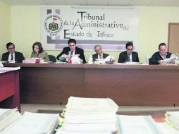 En la imagen, los actuales magistrados del TAE. Hoy diputados locales decidirán su salida o permanencia en el organismo. ESPECIAL /