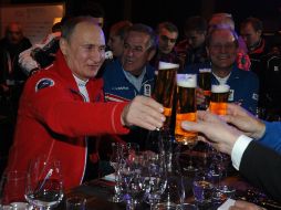 El presidente ruso, Vladimir Putin brinda con cerveza durante su visita a la Casa Holanda de Heineken. AP /