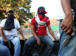 El uso de armas exclusivas del Ejército por parte de las autodefensas, es parte de su cotidianidad; asegura Alfredo Castillo. AFP /