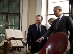 Obama (d) y Hollande (i) realizan un homenaje a Thomas Jefferson, embajador en Francia entre 1785 y 1789. EFE /