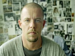 'La moda nunca debe ser políticamente correcta, de lo contario nunca sería revolucionaria' decía McQueen. ESPECIAL /