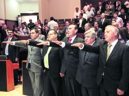 Los cinco magistrados que consiguieron el aval mayoritario de los legisladores protestaron su cargo al término de la sesión de ayer. ESPECIAL /