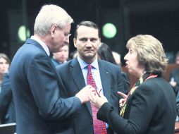 ACUERDO. El ministro de Asuntos Exteriores sueco, Karl Bildt (izq), su homólogo polaco, Radoslaw Sikorski (centro). EFE /