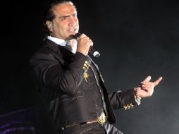 El cantante rechaza que actualmente le pese ser el hijo de Vicente Fernández. ARCHIVO /