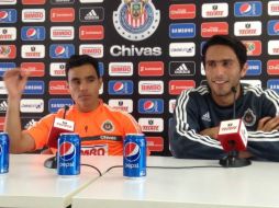Omar y Aldo (d) culpan al clima del duelo tan flojo que brindaron el pasado domingo. Twitter: @Chivas. ESPECIAL /