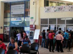 Contribuyentes acuden a realizar su pago a la recaudadora de Las Águilas.  /